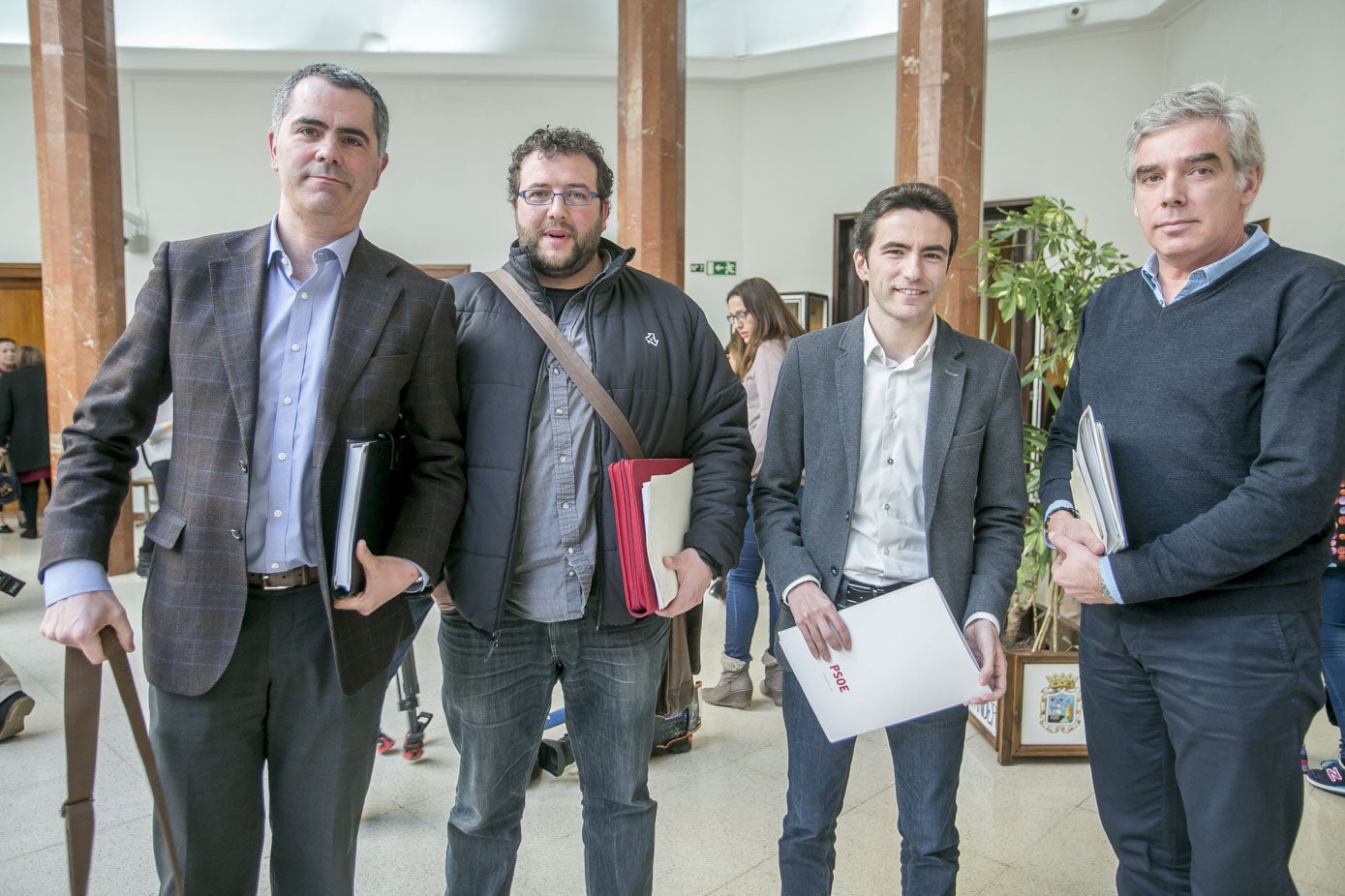 Ya como concejales; Saro, Mantecón, Casares y Fuentes-Pila posan en el Ayuntamiento.