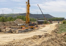 Las máquinas de la multinacional Sacyr trabajan en el tramo Palencia Norte-Amusco.