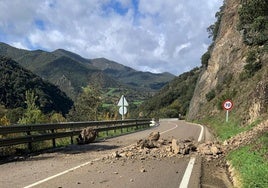 Desprendimiento de rocas sobre la carretera de acceso a Pesaguero