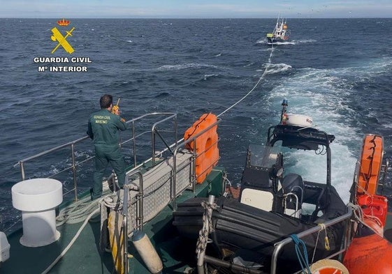 La Guardia Civil remolcó hasta el Puerto de Santoña al pesquero que había quedado a la deriva