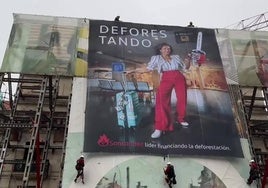 Los activistas de Greenpeace, desplegando la pancarta en la fachada del Paseo Pereda