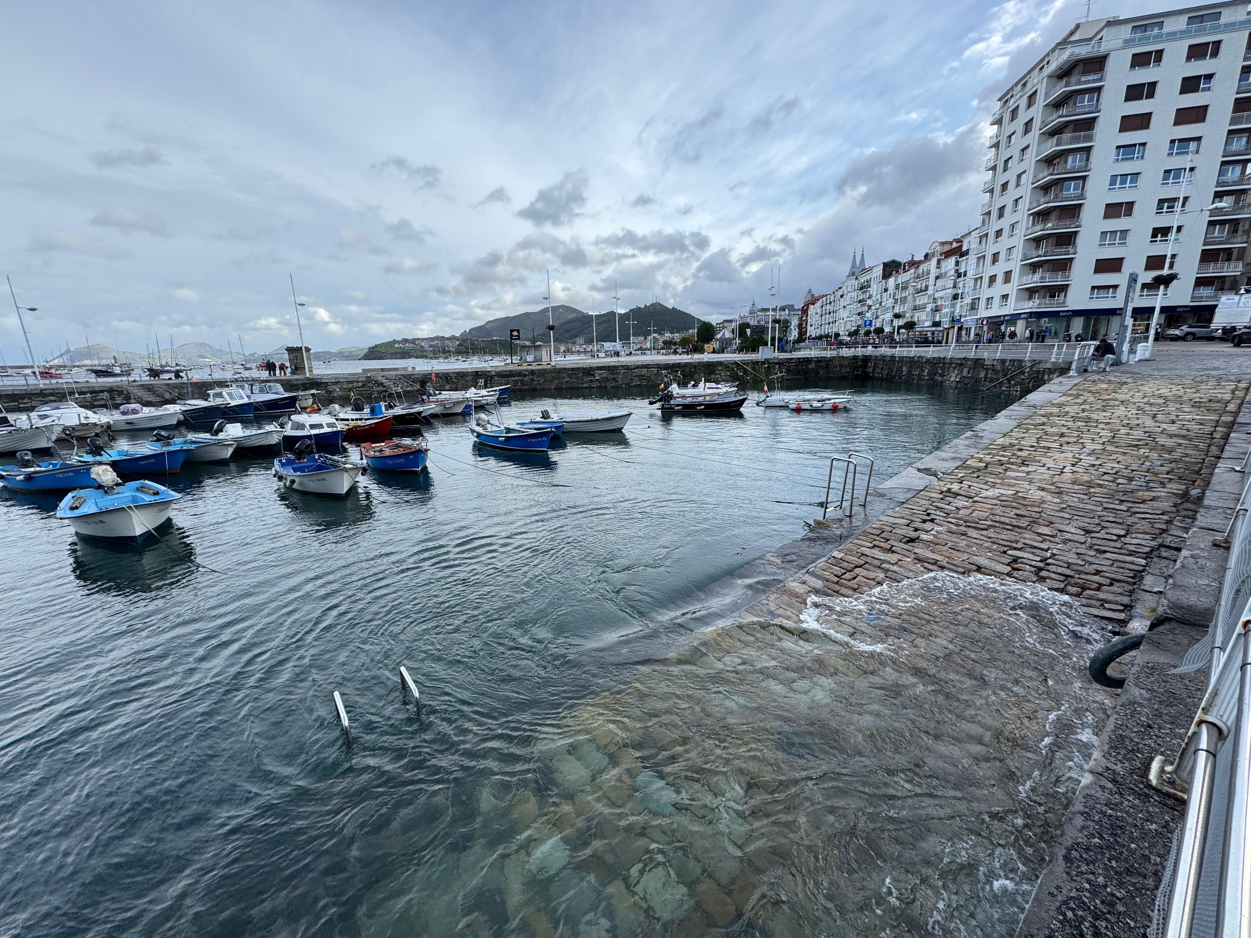 El agua ha llegado al borde del muelle en Castro, sin más incidentes