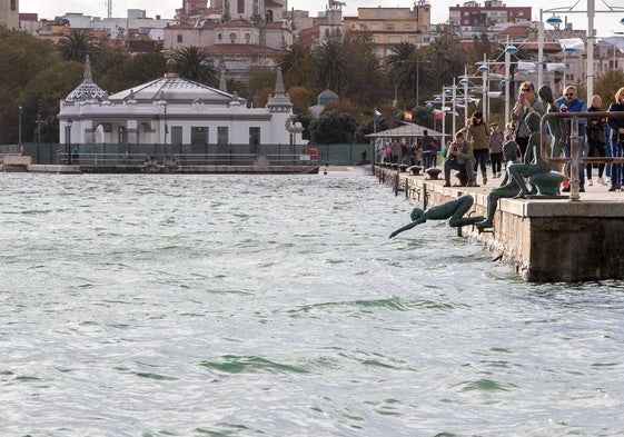 Imagen de la bahía junto al monumento a Los Raqueros