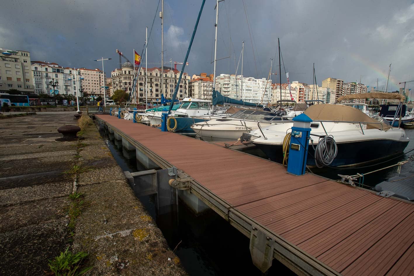 El agua elevó los pantalanes de Puertochico al nivel del muelle