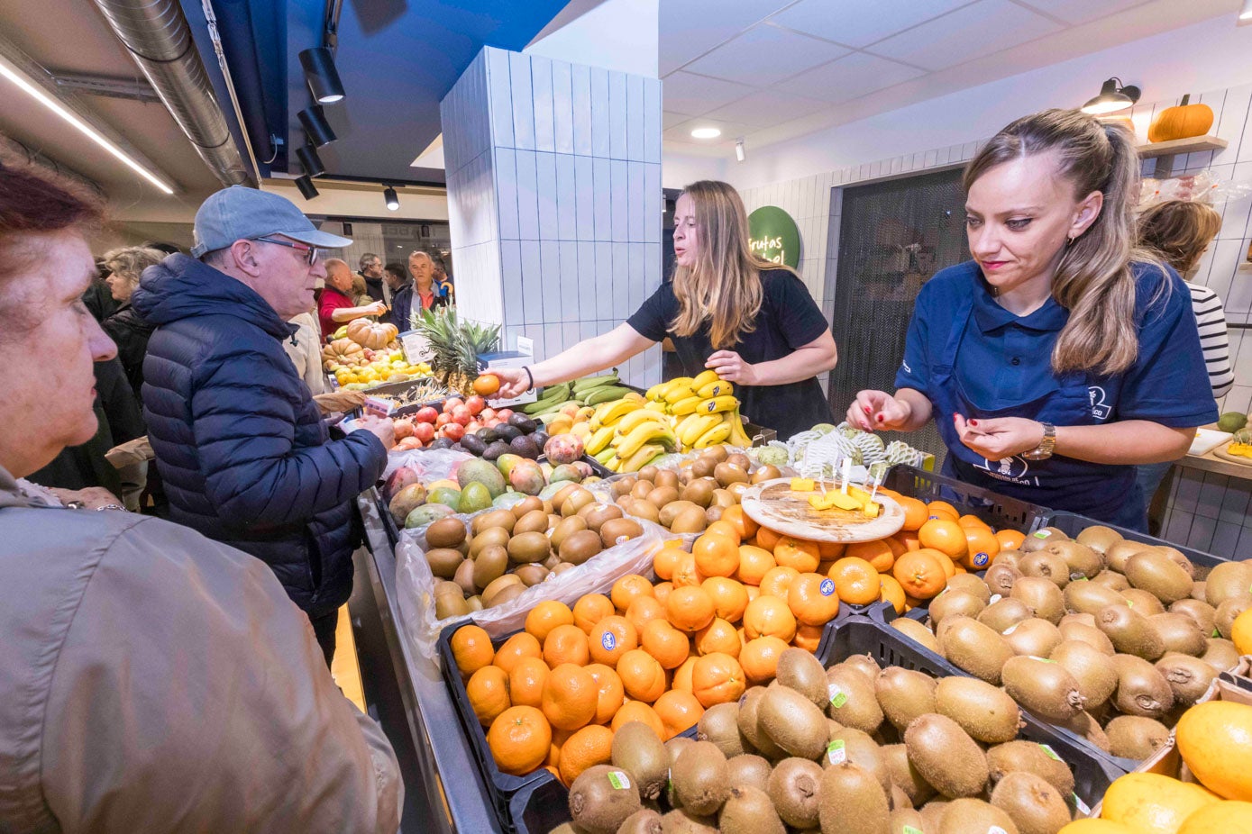 La zona de mercado seguirá dependiendo del Ayuntamiento y acogerá a comerciantes que continúan, como es el caso de Carnicería Charcutería Castillo, Frutas Angelines, Frutas Isabel, Bar Popi y Pescados Tesoros del Mar