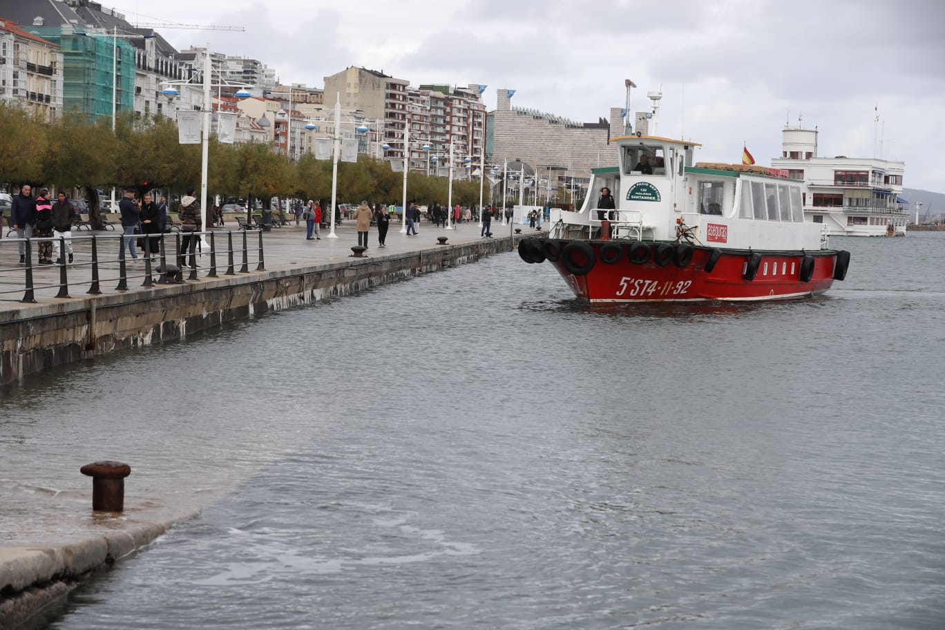 En la Bahía de Santander el agua ha llegado al límite pero apenas se ha desbordado. Pocas olas y algún aguacero