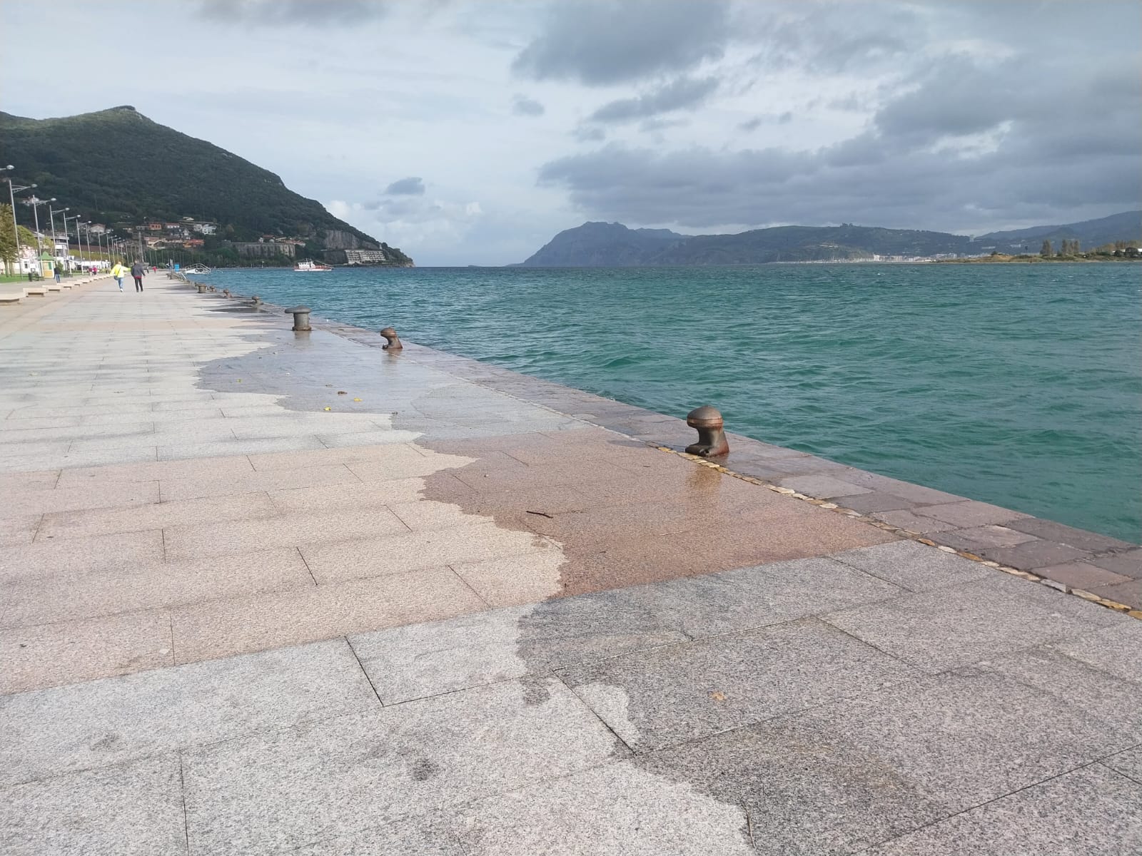 Algunas olas han sacado el agua hasta el paseo en Santoña