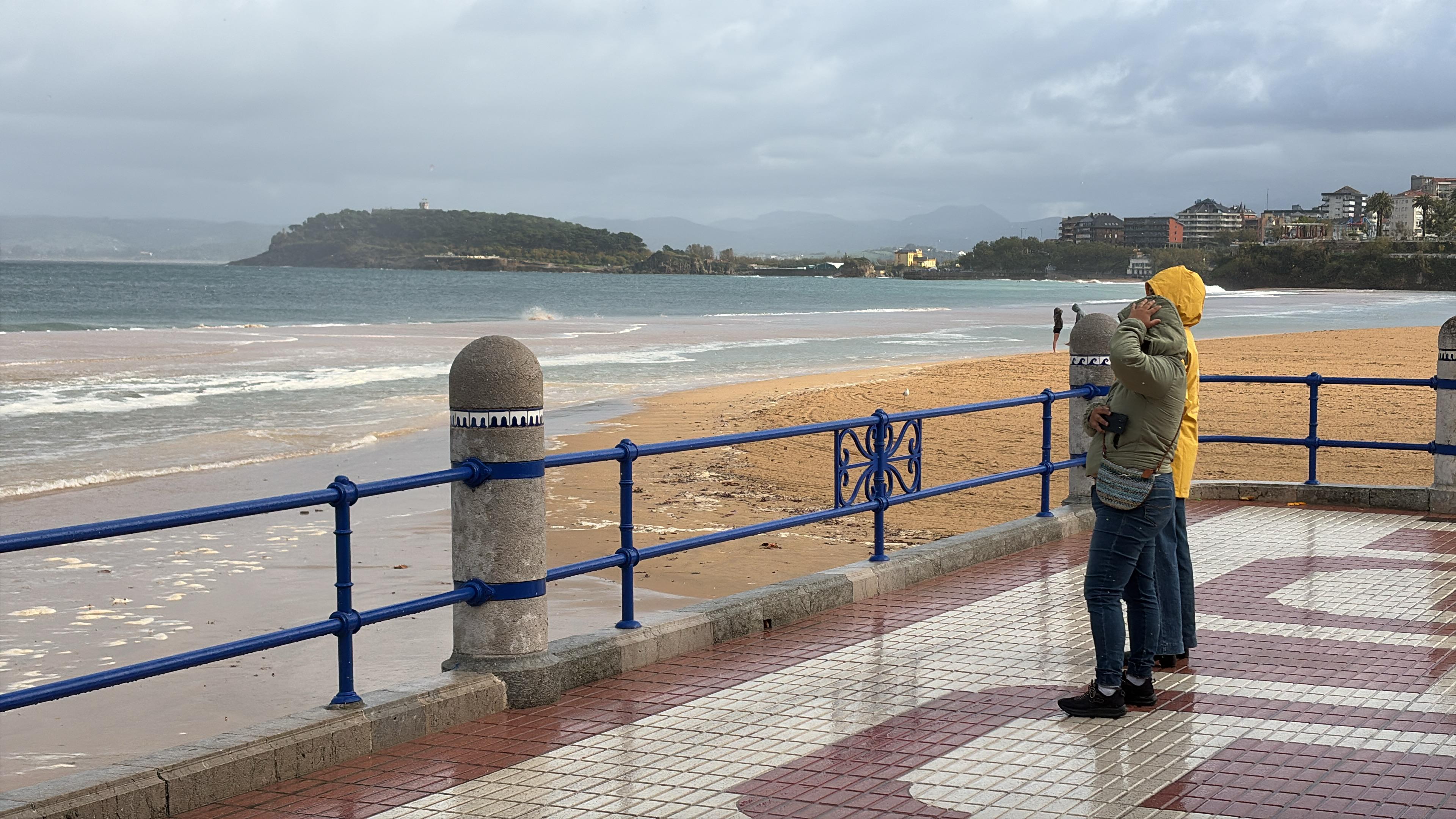 Apenas hubo oleaje en El Sardinero