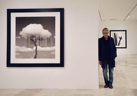 Chema Madoz, en un retrato tomado, entre sus obras, en el Museo Patio Herreriano.