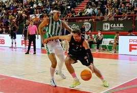 Bulic controla el balón ante un rival del Real Betis.