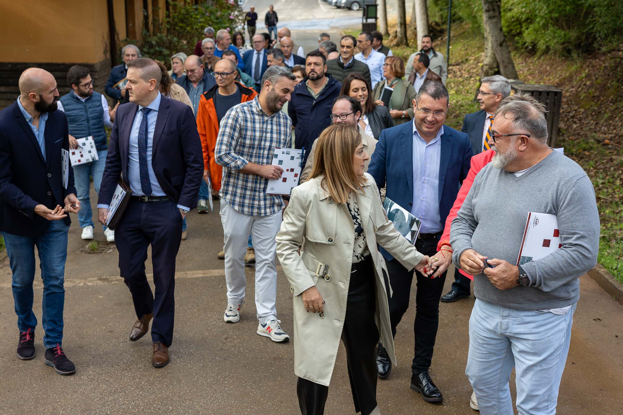 Los alcaldes y concejales que participaron en la asamblea se dirigen al punto donde se hizo la foto de familia.