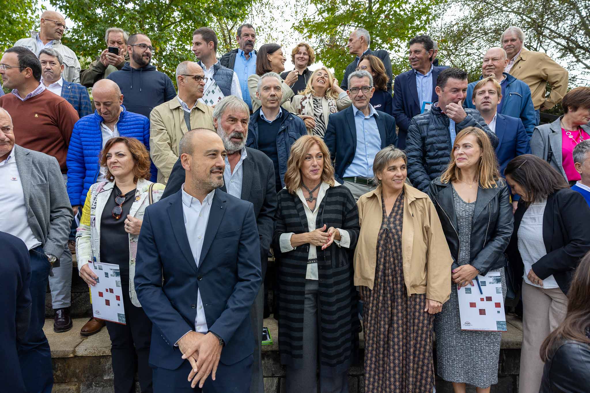 El alcalde de Torrelavega, Javier López Estrada, al frente de la delegación del PRC. En la imagen, los regidores regionalistas de Bárcena de Cicero, Escalante, Reocín o Rasines, entre otros.