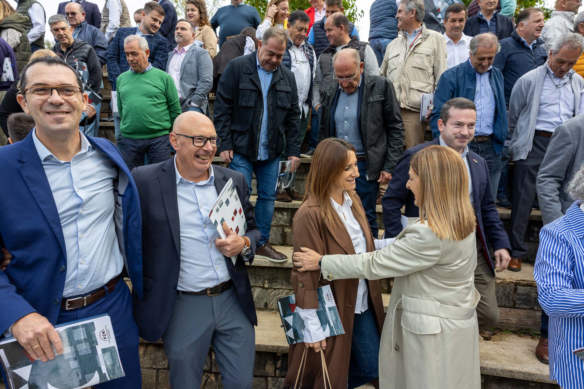 Buruaga saluda a parte de la delegación socialista. En las primeras filas, Roberto Escobedo (Val de San Vicente), Secundino Caso (Peñarrubia), Eduardo Gutiérrez (Aguayo) y Charo Urquiza (San Vicente de la Barquera).