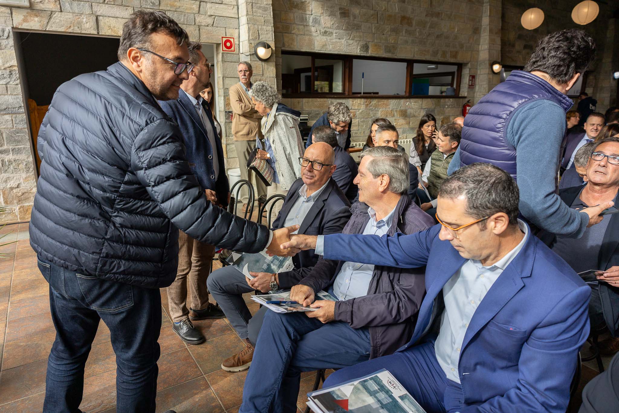 Pedro Pérez Ferradas saluda a Roberto Escobedo en presencia de Javier Incera (Colindres), Secundino Caso y Andrés Ruiz Moya (Suances).