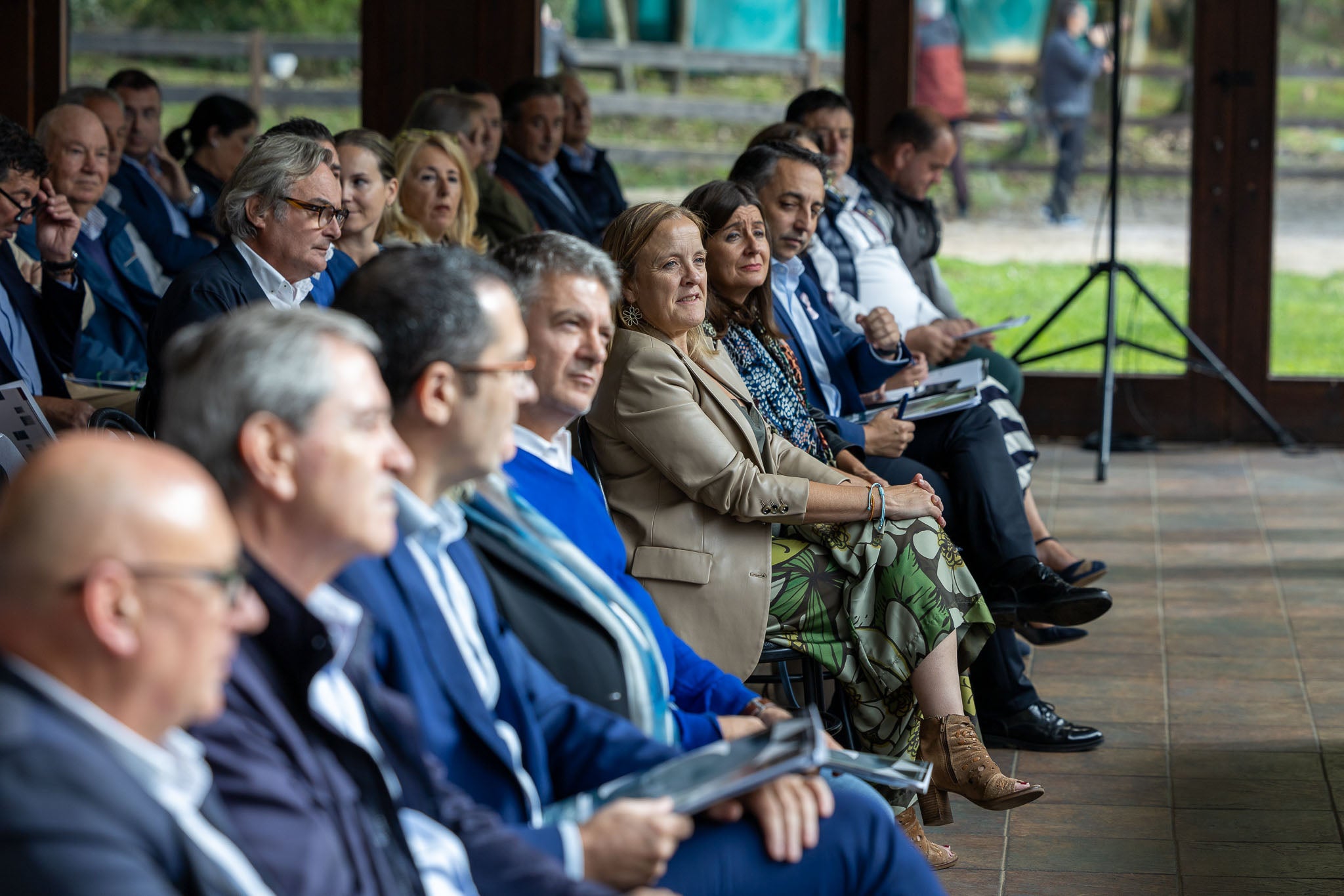 La primera fila. Tras los alcaldes de Peñarrubia, Suances y Val de San Vicente, también asoma el regidor de Selaya, Cándido Cobo, y la consejera de Presidencia.