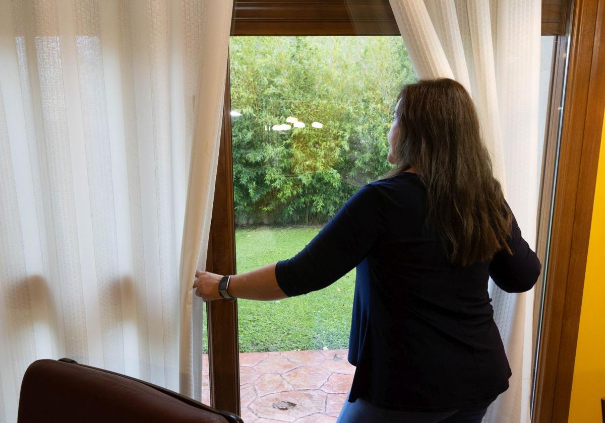 Isabel Calabuig, asomada a la ventana de su vivienda.