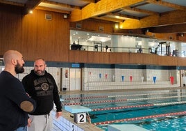 El interior de las instalaciones, con la piscina en la planta inferior y el gimnasio tras la cristalera superior.