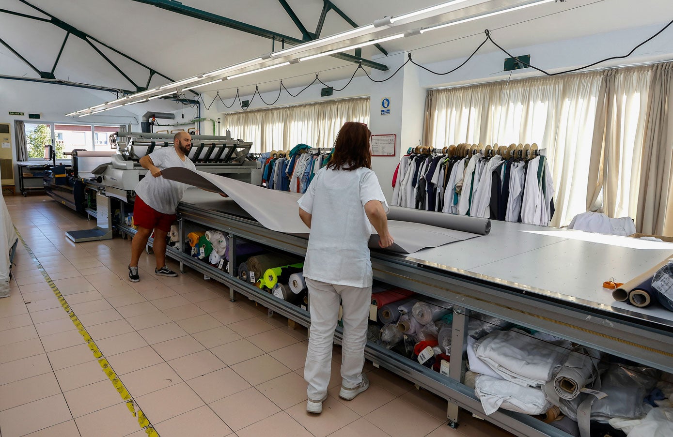 Confección de materiales textiles, este viernes, en la tercera planta del Centro Horizon.