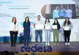 De izquierda a derecha, Teresa Riesgo, secretaria general de Innovación del Ministerio de Ciencia, Innovación y Universidades, Beatriz Corredor, presidenta de Redeia, Rafael Fernández Cuadrado, profesor que ha ayudado a las alumnas en su proyecto, además de Claudia Villa Herrero, Marina Fernández Morante y Estela Fernández Barquín.