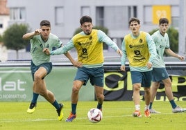 Unai Vencedor controla el balón ante la oposición de Íñigo Sainz-Maza en un entrenamiento de esta semana.