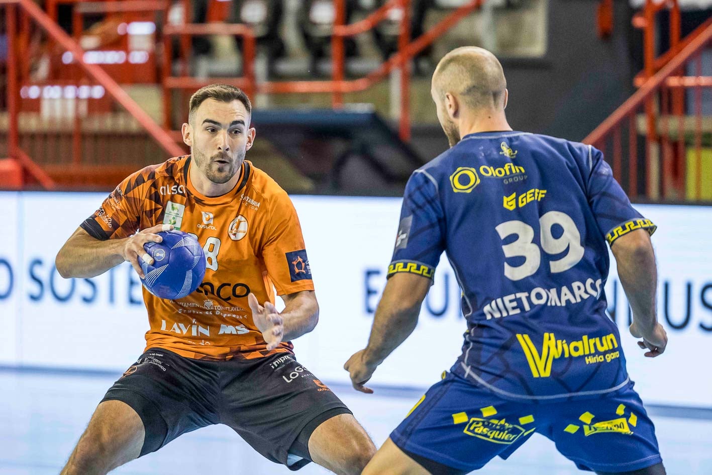 Prokop lleva la pelota ante Nieto.