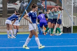 Las jugadoras del Tenis celebran uno de los tantos del partido.