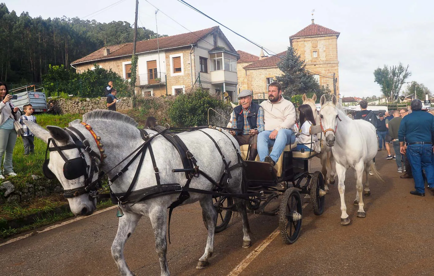 Entre los numerosos asistentes, hay hasta quien ha ido en coche de caballos.