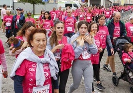 Una cola de camisetas rosas en la Carrera Solidaria.