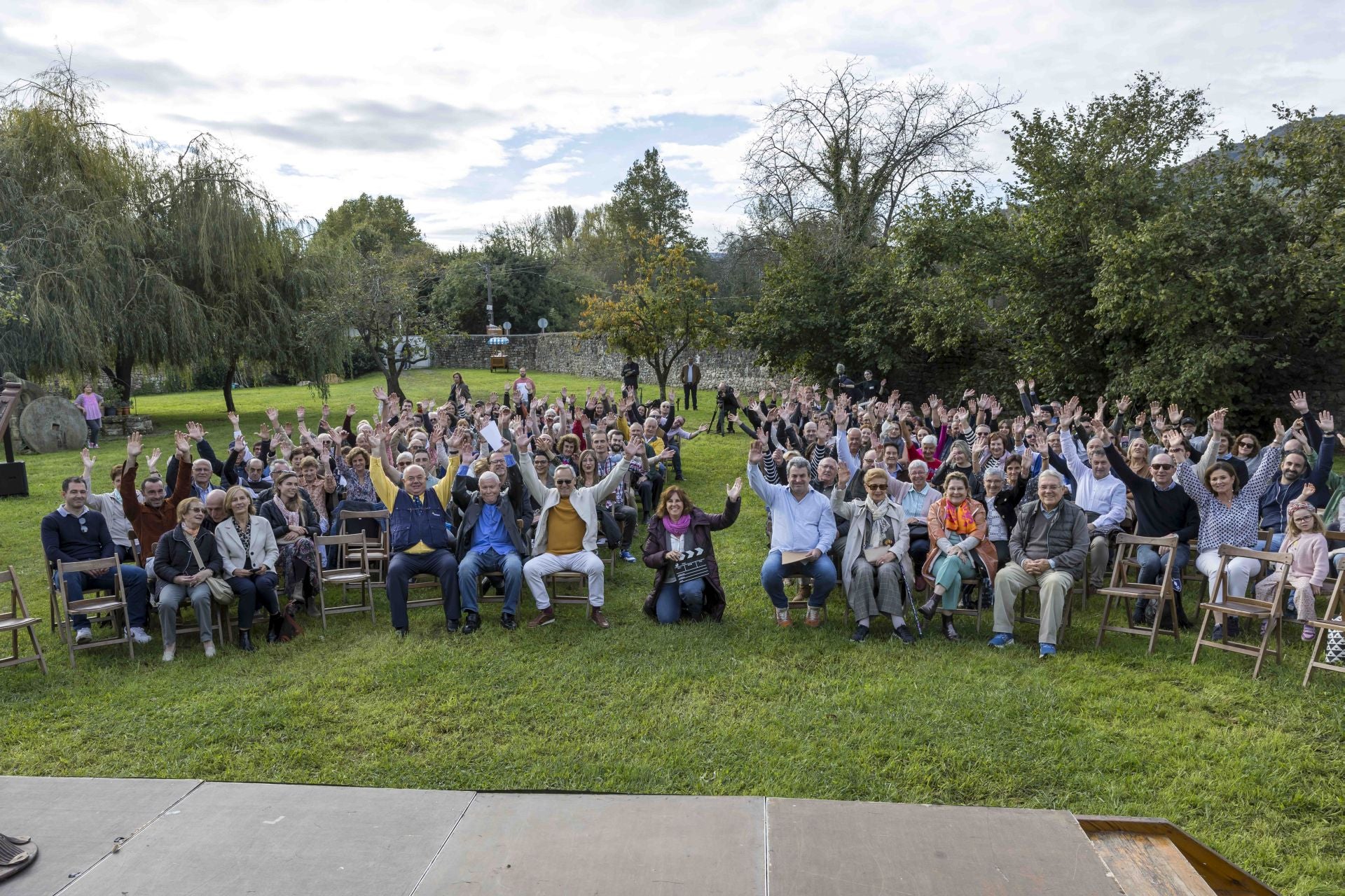 La directora del largometraje, en el centro, junto a algunos de los familiares de heladeros y colaboradores del proyecto en el Monasterio de Soto Iruz.