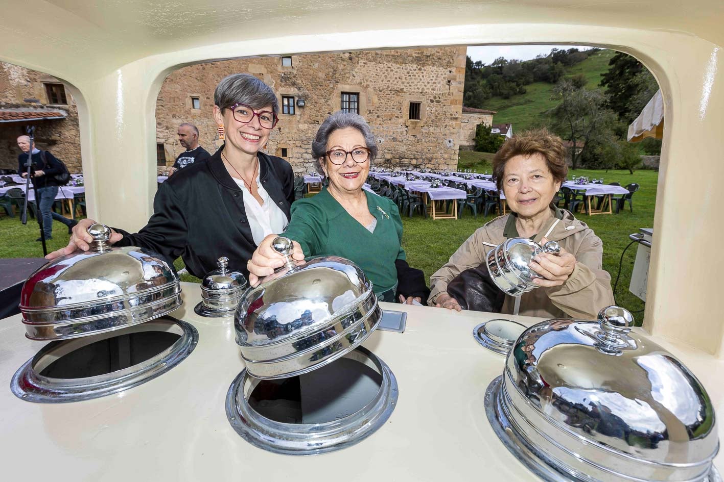 Tres de las asistentes junto a uno de los puestos de helados que hubo en el encuentro.