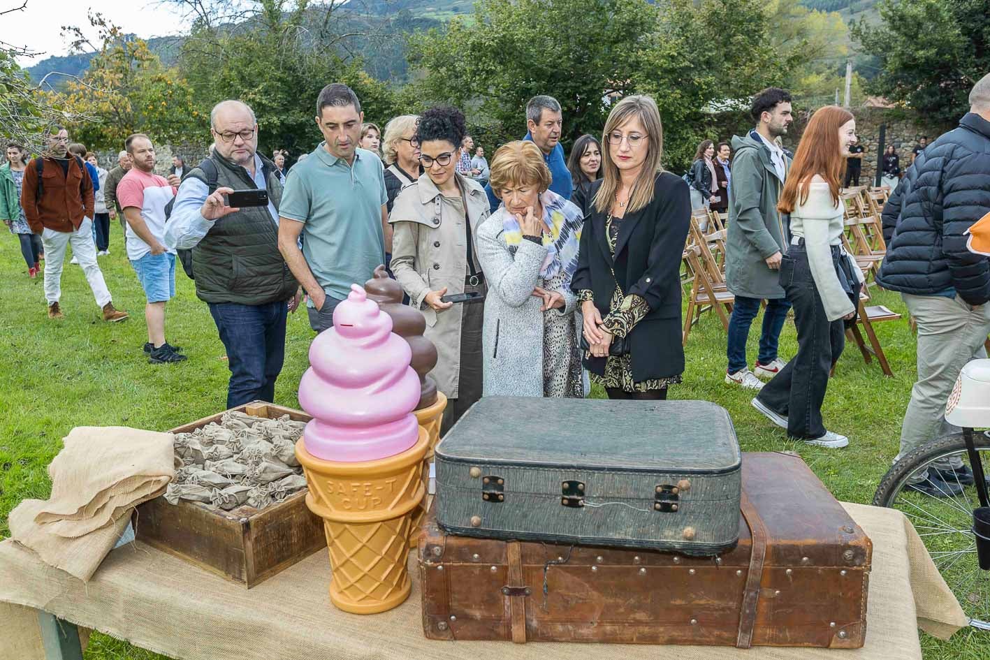 Hubo ambientación con maletas antiguas que recordaban el pasado viajero de esta historia.