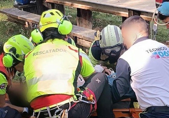 Los rescatadores del Gobierno y los sanitarios atienden al hombre herido en Castro Urdiales.