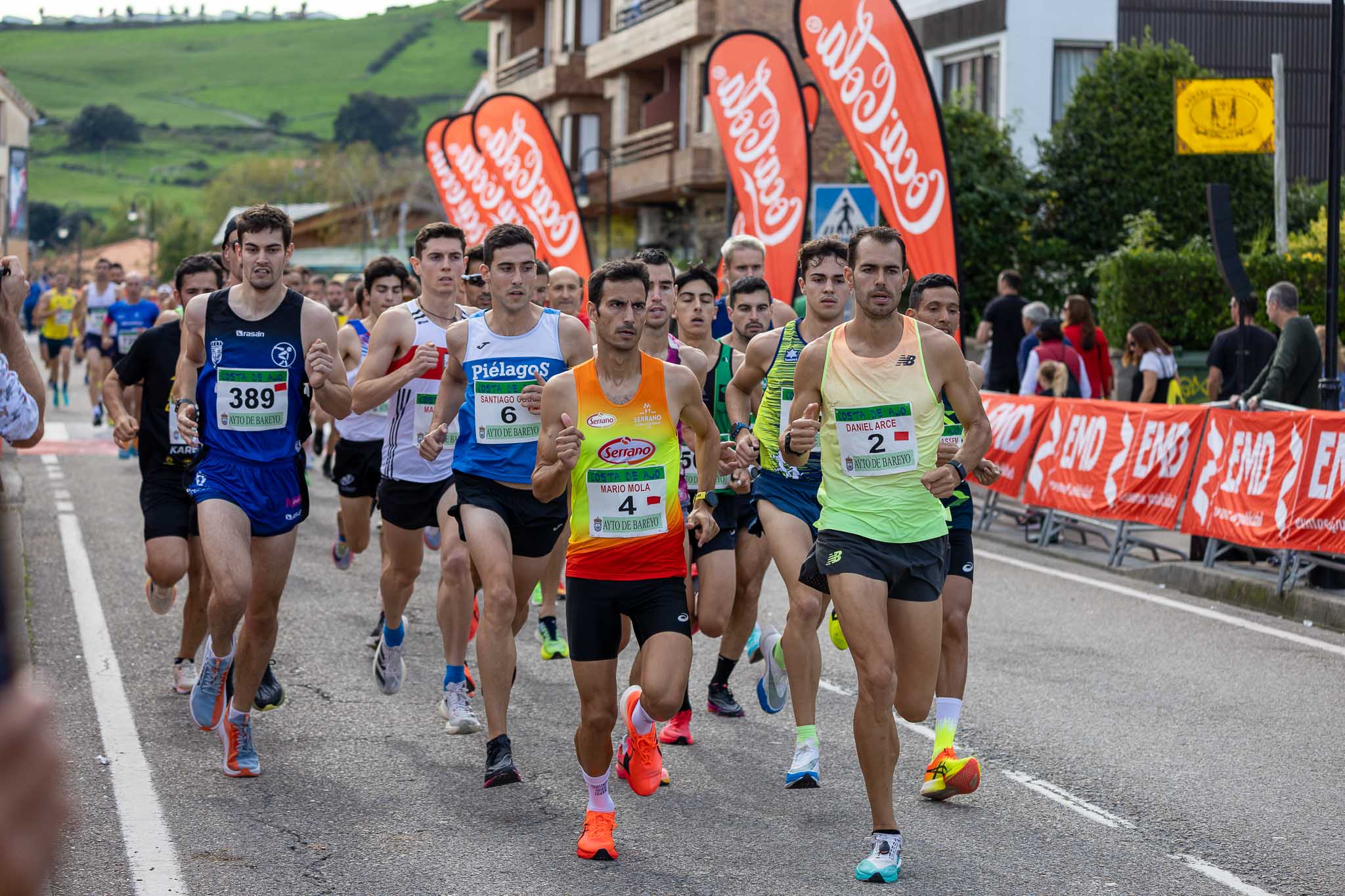 Mario Mola y Daniel Arce lideran el grupo al inicio de la carrera absoluta masculina.