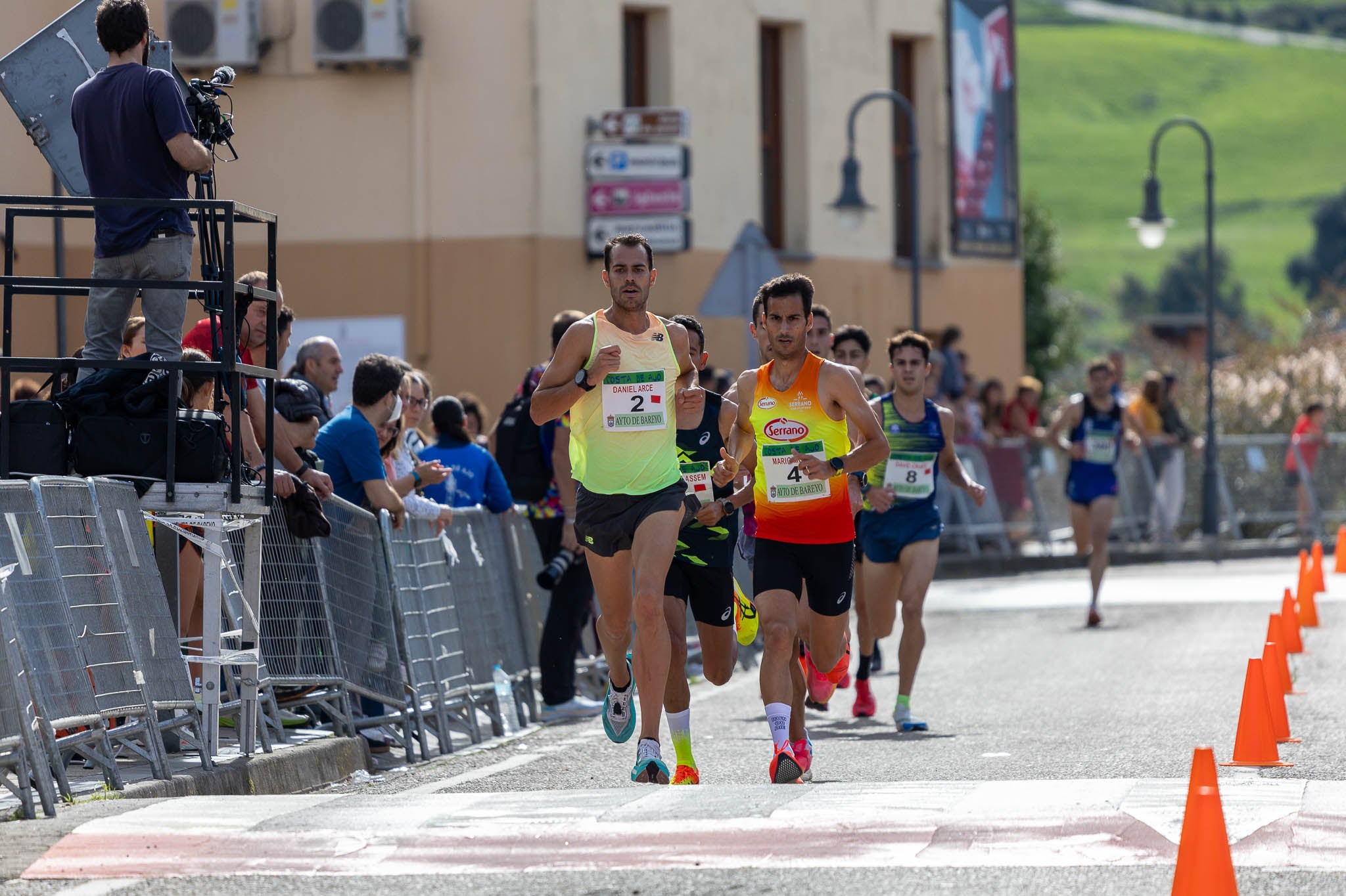 Arce y Mola tratan de endurecer la carrera.