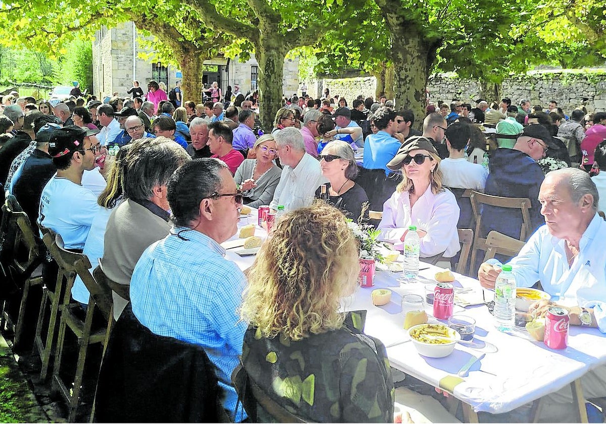 El pueblo de Entrambasmestas acoge en una comida campestre a los descendientes de los heladeros pasiegos que emigraron a Francia, que celebraron su fiesta.