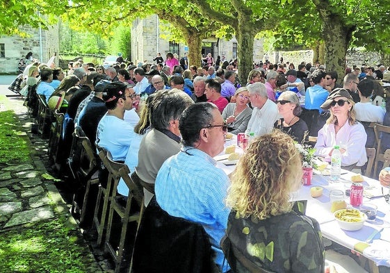 El pueblo de Entrambasmestas acoge en una comida campestre a los descendientes de los heladeros pasiegos que emigraron a Francia, que celebraron su fiesta.