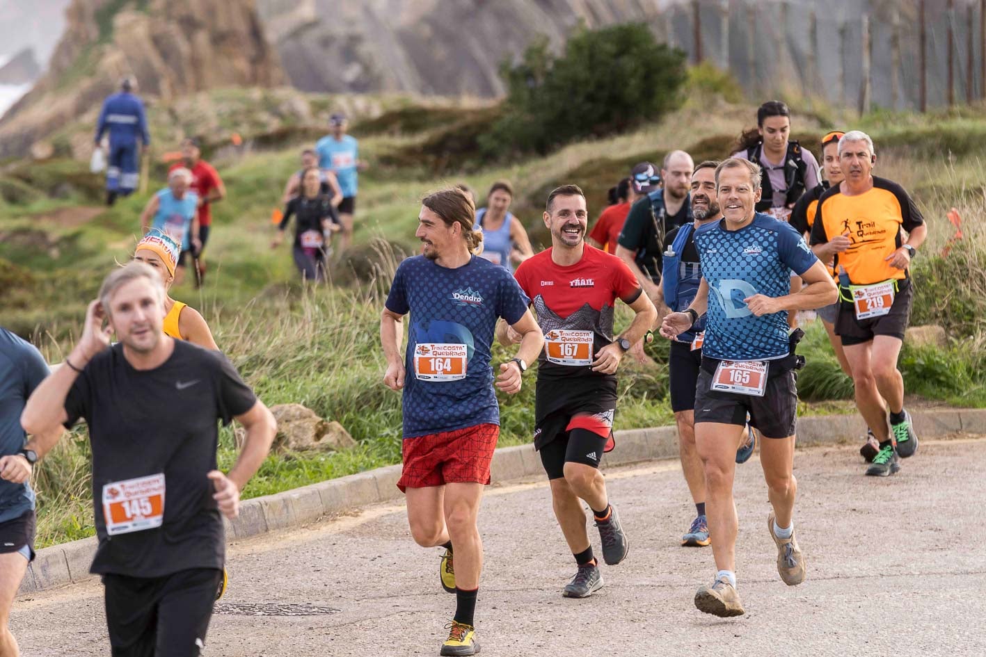 Un grupo de atletas, en uno de los tramos de asfalto de la prueba.