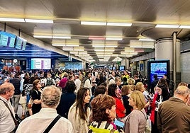 Pasajeros atascados en la estación de Chamartín.