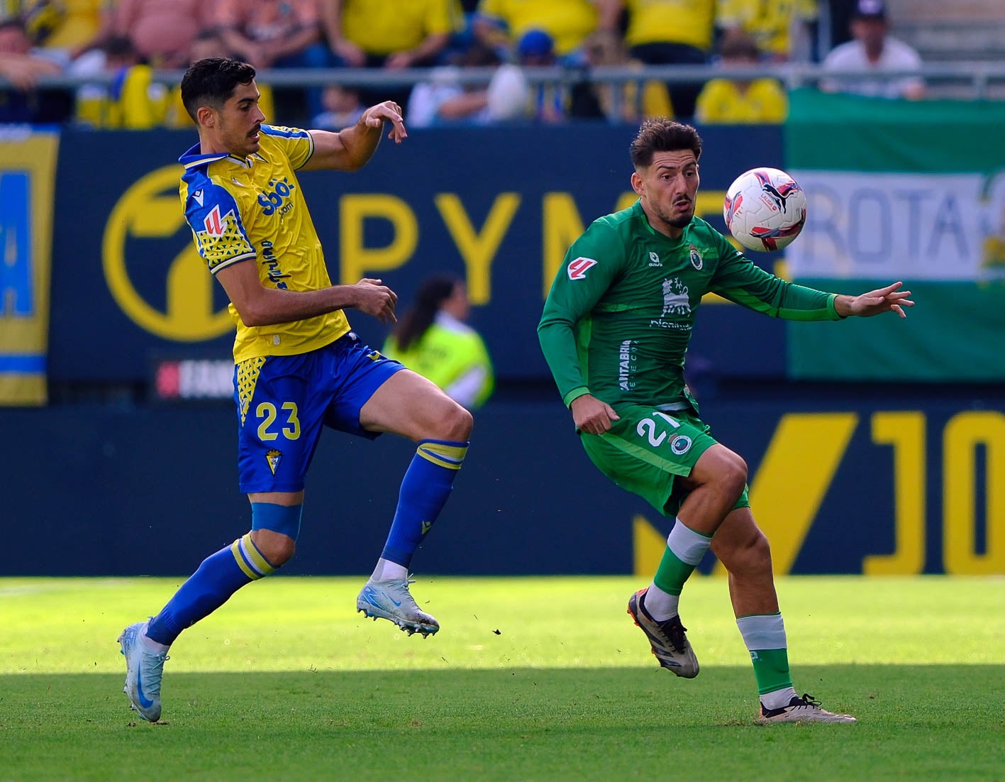 Vencedor controla el balón ante Carlos Fernández.