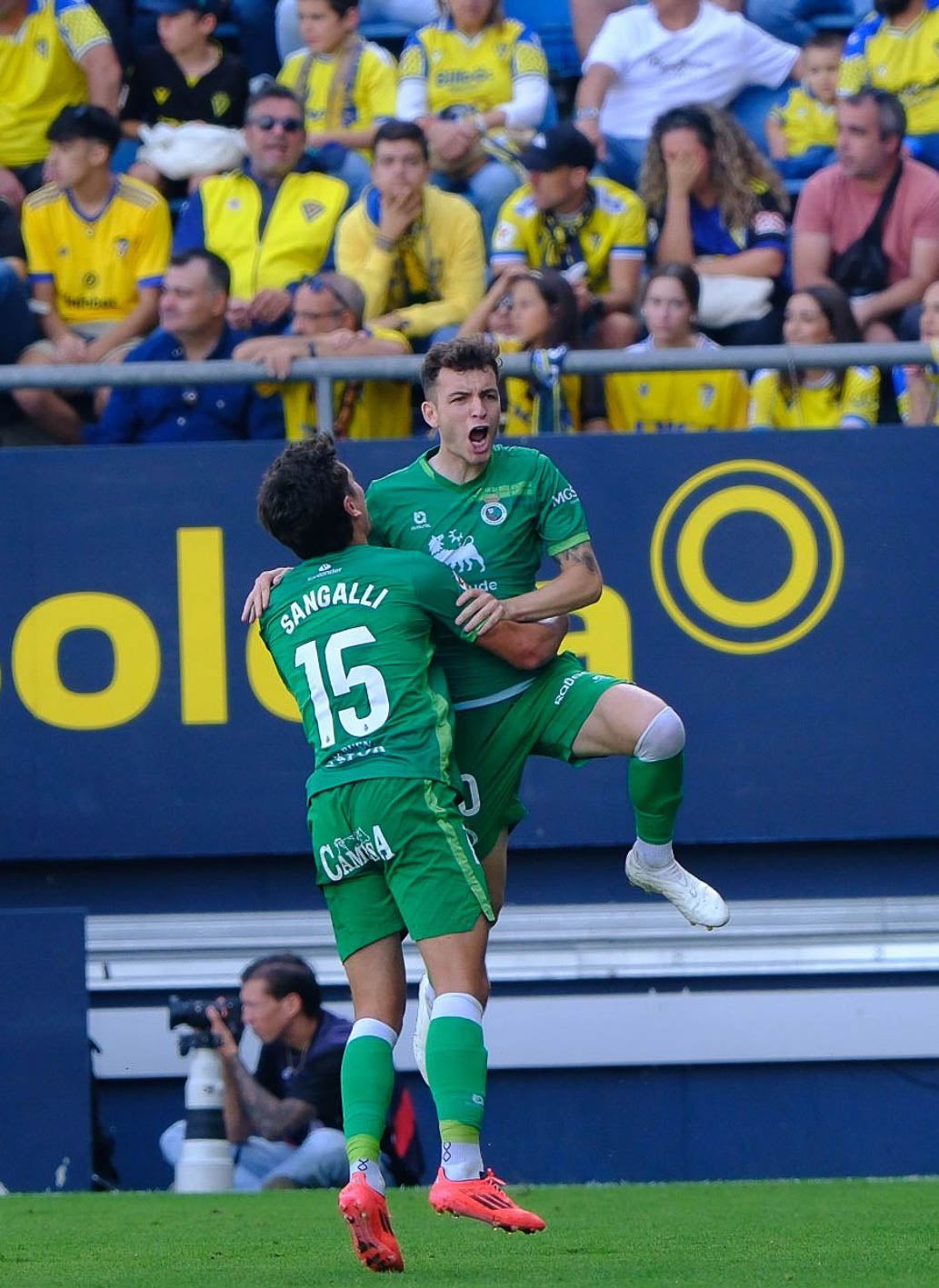 Íñigo Vicente, autor del pase del gol, es abrazado por Marco Sangalli.