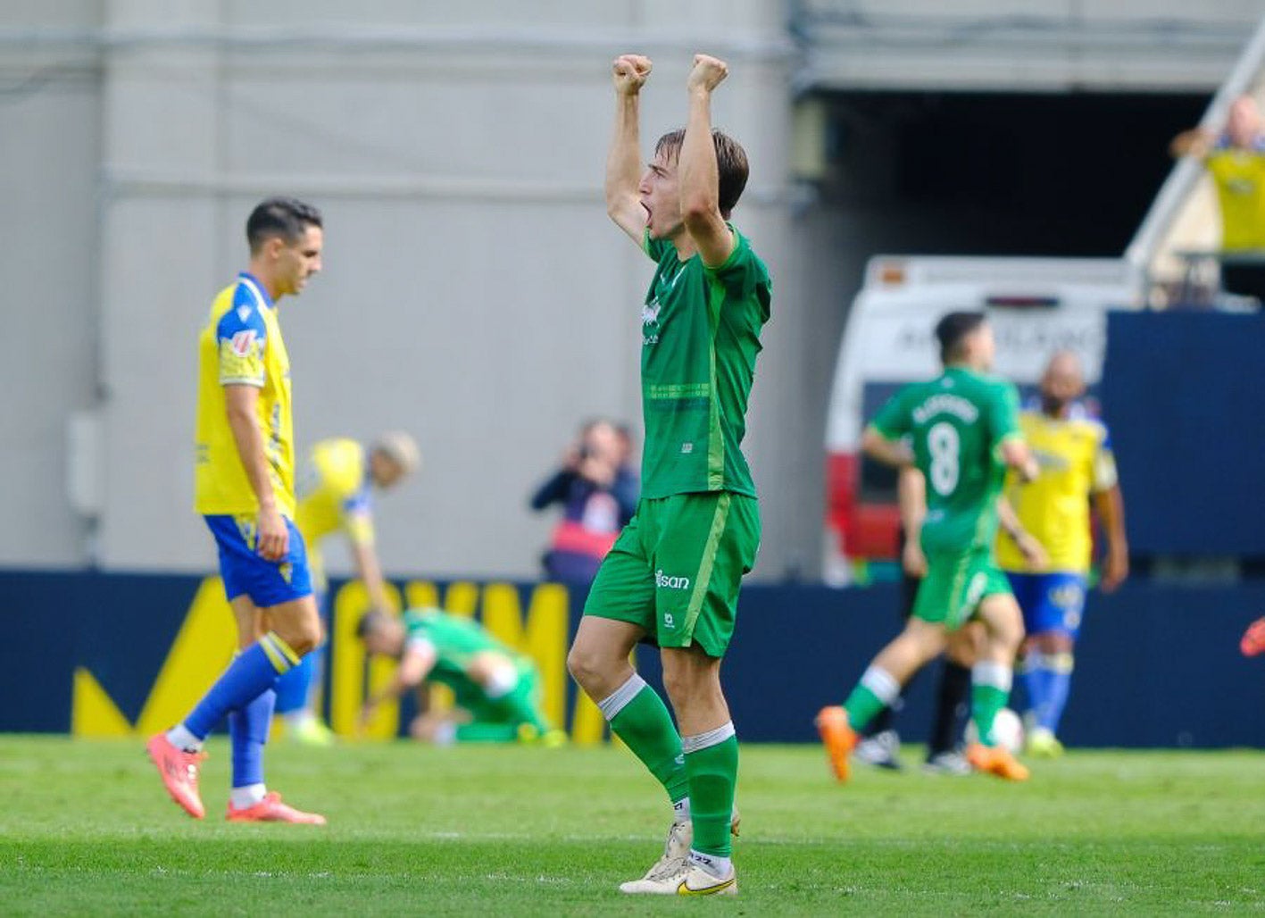 Javi Castro celebra el gol de Arana.