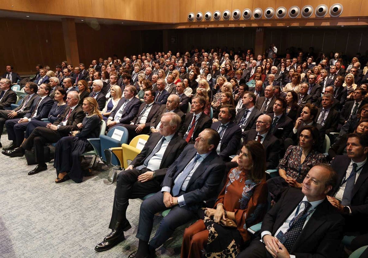 Público asistente a la recepción del congreso que se celebró en el Paraninfo de la Magdalena.