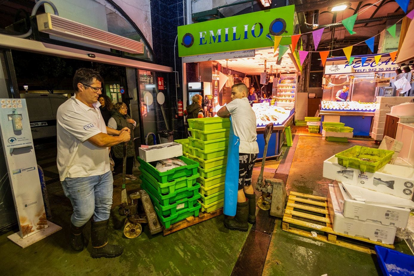 Cuando la compra está hecha, entran las prisas para llevar cuanto antes el pescado al puesto. Una pequeña contrarreloj para montar a tiempo el mostrador que va a estar disponible para el público en el Mercado de la Esperanza