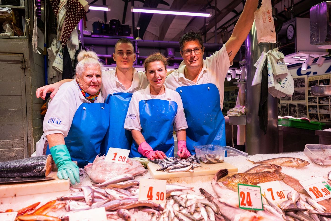 Después de una intensa mañana, ya está todo preparado para abrir el puesto con el pescado recién llegado de la lonja