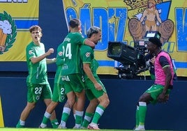 Arana y Javi Montero, entre otros, celebran el gol del canario, el único del partido