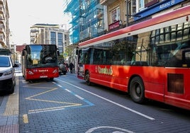 Dos autocares del servicio de transporte de Torrelavega, ayer, en la calle Julián Ceballos.