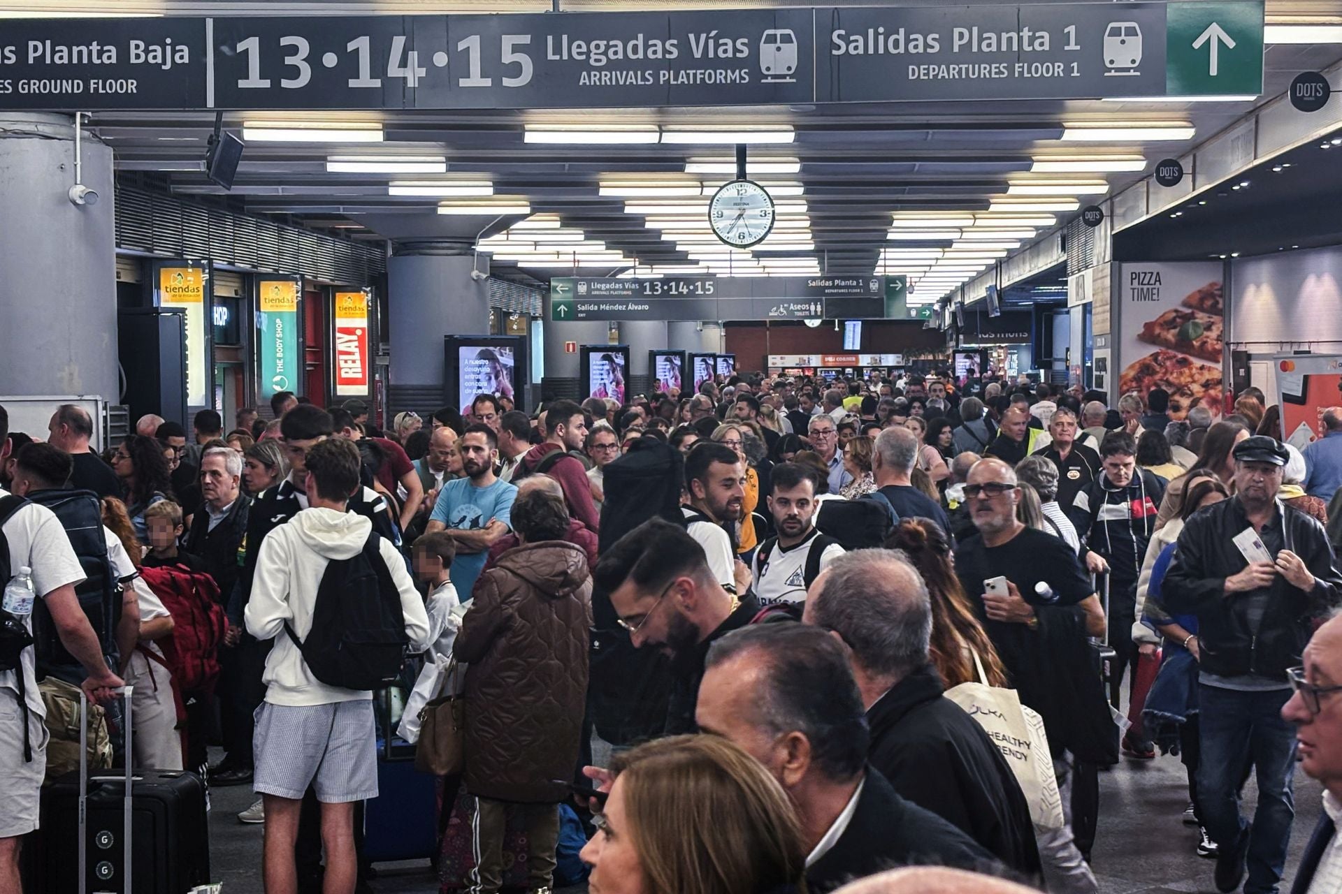 Los pasajeros esperan, este domingo, en Atocha ante el caos ferroviario en Madrid.