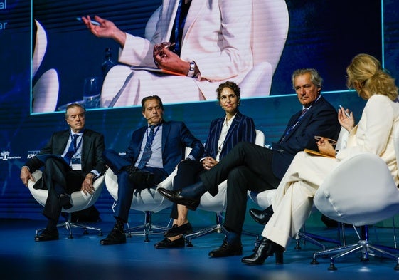 Andrés Sendagorta, presidente de Sener; Ignacio Rivera; presidente del IEE y de la Corporación Hijos de Rivera; Sabina Fluxá, vicepresidenta y CEO del Grupo Iberostar; José Manuel Entrecanales, presidente de Acciona; y la moderadora del debate, Belén Viloria, directora ejecutiva de B Corp en España.