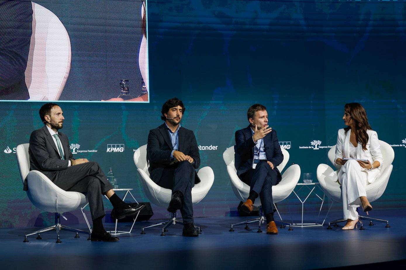 Víctor Ausín, director general de política económica del Ministerio de Economía, Comercio y Empresa; Toni Roldán, director del Centro de Políticas Económicas de Esade; y Daniel Fuentes, director de Kreab Research; junto a la presentadora Esther Vaquero.