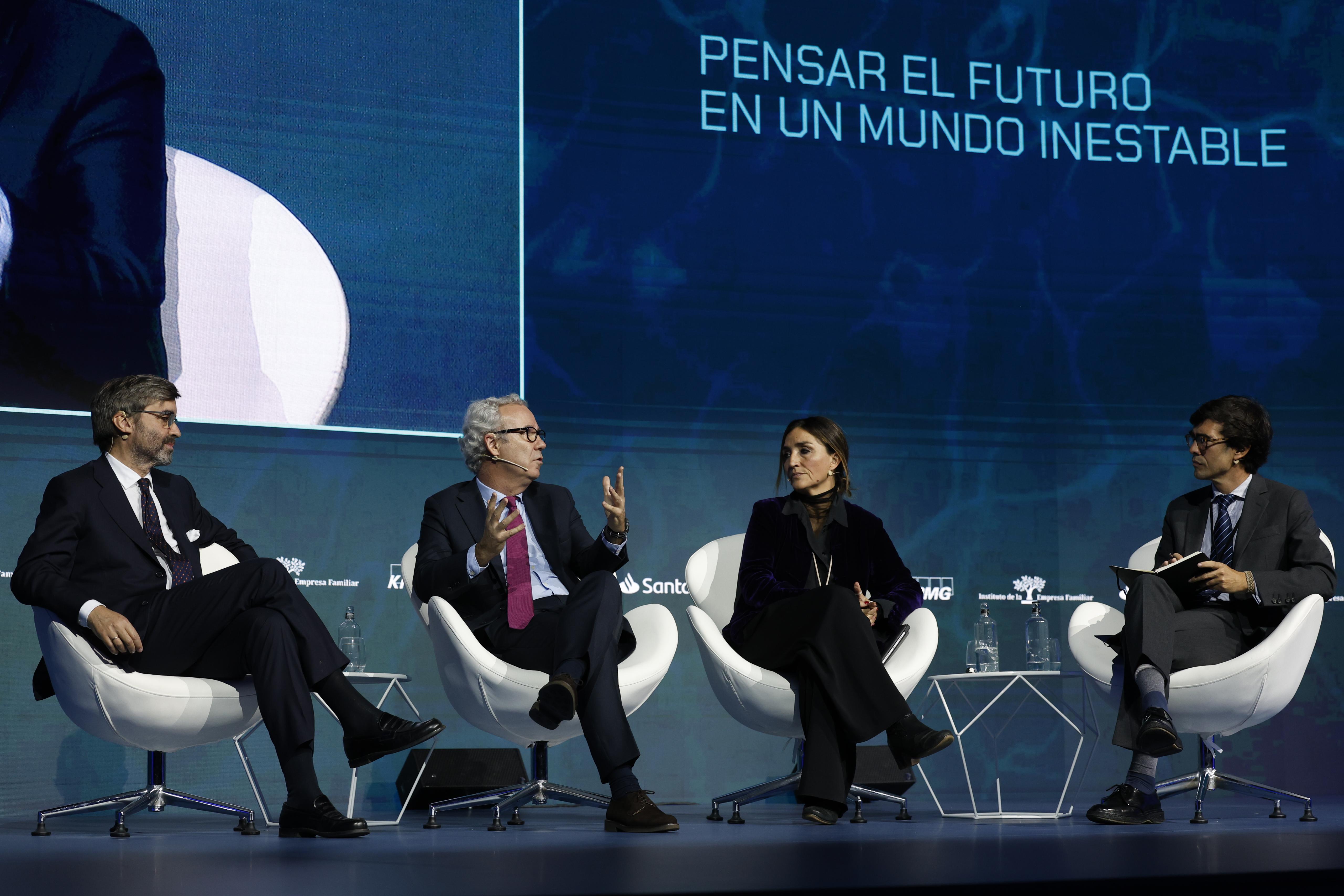 Pablo García-Bedoy, líder de Asuntos Públicos Europa en LLYC; José María de Areilza, secretario general de Aspen Institute España y director de la revista Política Exterior; y Rocío Martínez-Sampere, directora de la Fundación Felipe González.